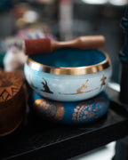 Vas Cântător Poziții Yoga – Alb/Albastru 14 cm