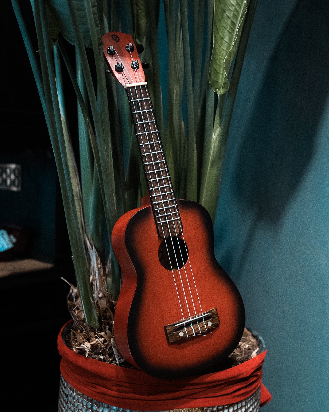 Ukulele Realizat Manual – Finisaj Natural cu Efect de Soare (4 corzi)