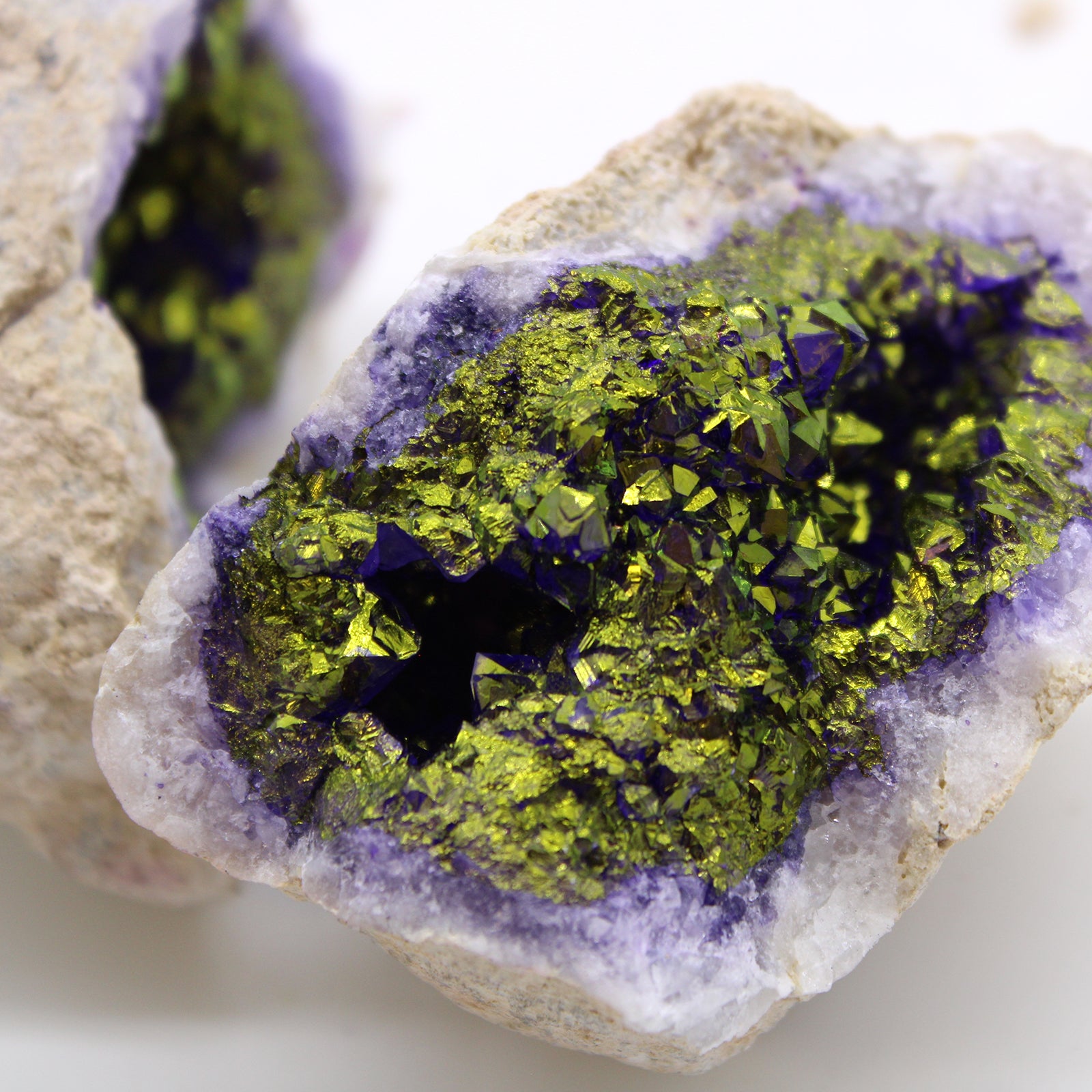 1x Geode de Calcit Colorate - Natural Rock - Violet și Auriu (37,82 RON)