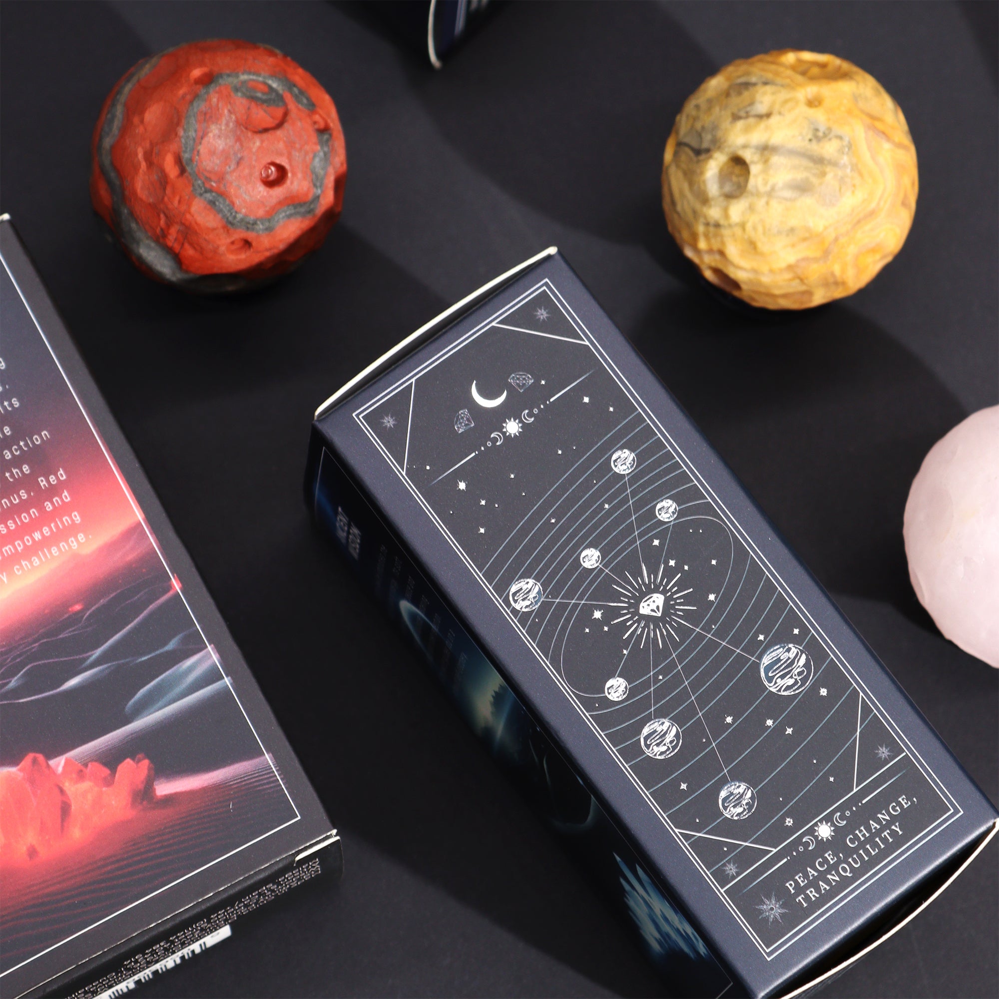 Planetă din Jasp RoÇu pe un Suport Solar Goldstone - 40mm (15mm)