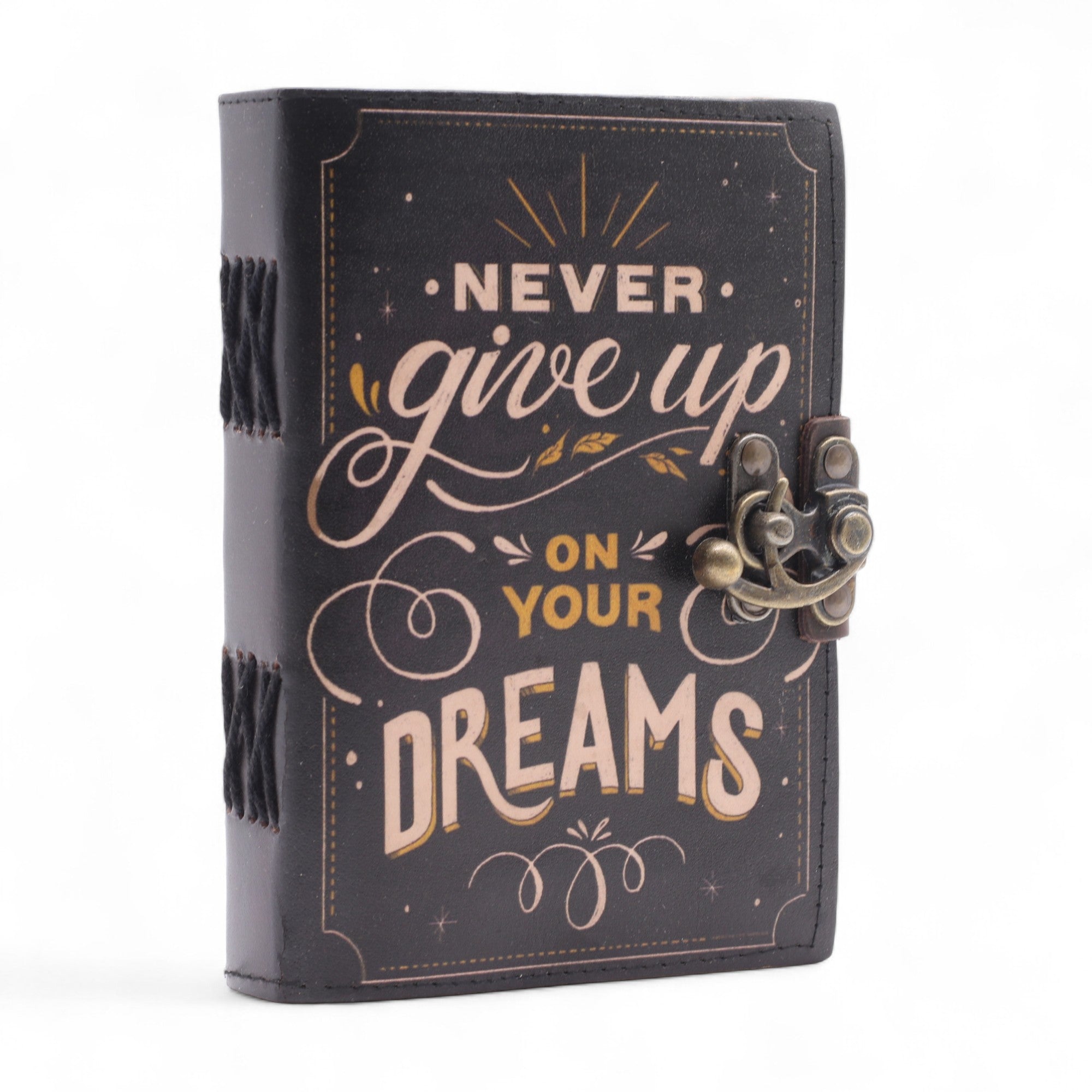 1x Agendă din Piele Tipărită (18x13 cm) – Never Give Up On Your Dreams – 200 pagini (48,45 RON)