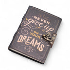 1x Agendă din Piele Tipărită (18x13 cm) – Never Give Up On Your Dreams – 200 pagini (48,45 RON)