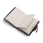 1x Agendă din Piele Tipărită (18x13 cm) – Never Give Up On Your Dreams – 200 pagini (48,45 RON)