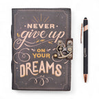 1x Agendă din Piele Tipărită (18x13 cm) – Never Give Up On Your Dreams – 200 pagini (48,45 RON)
