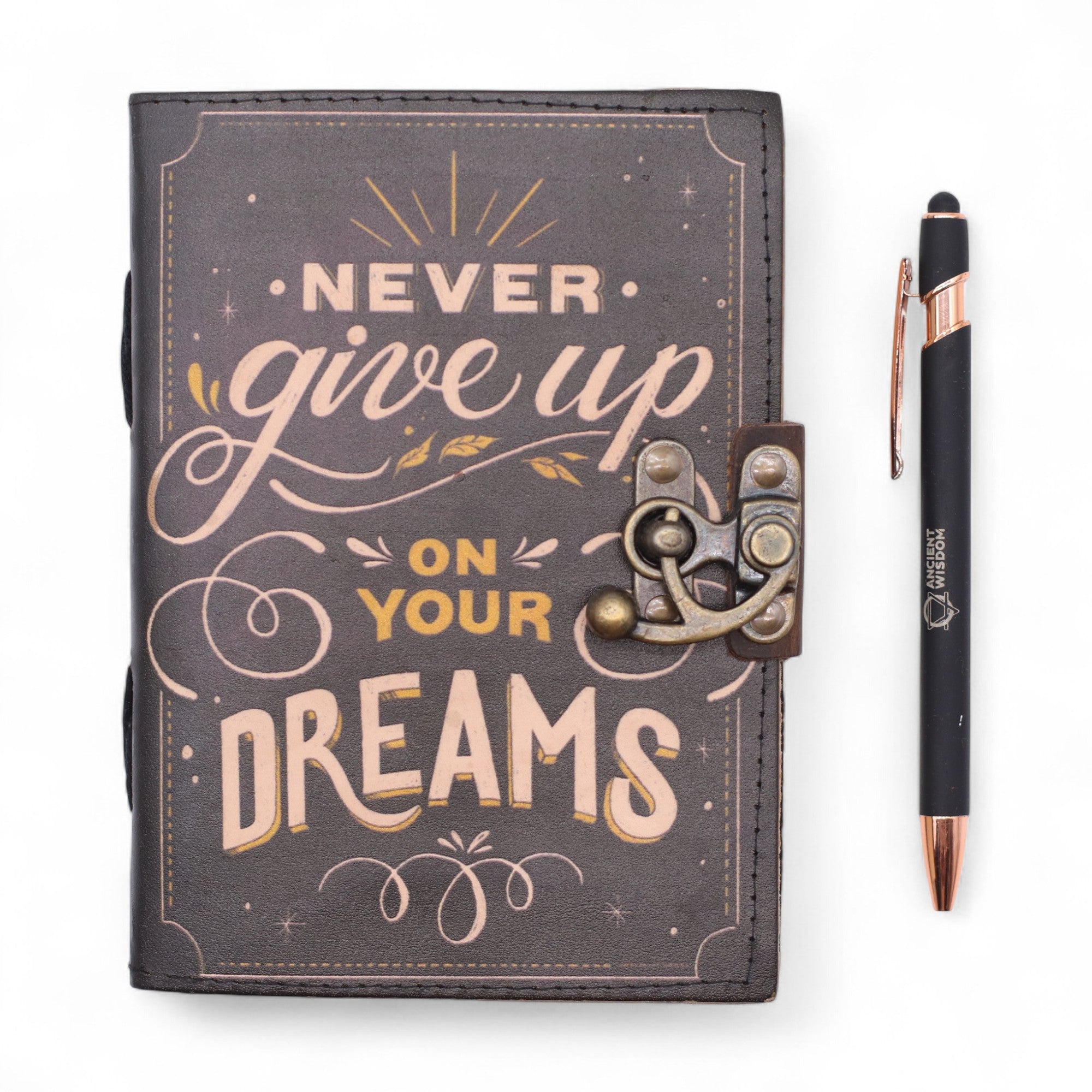 1x Agendă din Piele Tipărită (18x13 cm) – Never Give Up On Your Dreams – 200 pagini (48,45 RON)