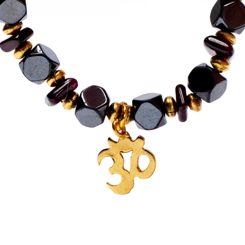 Hematite/garnet facet bracelet with ohm elastic -- 0.5 cm; 7 cm