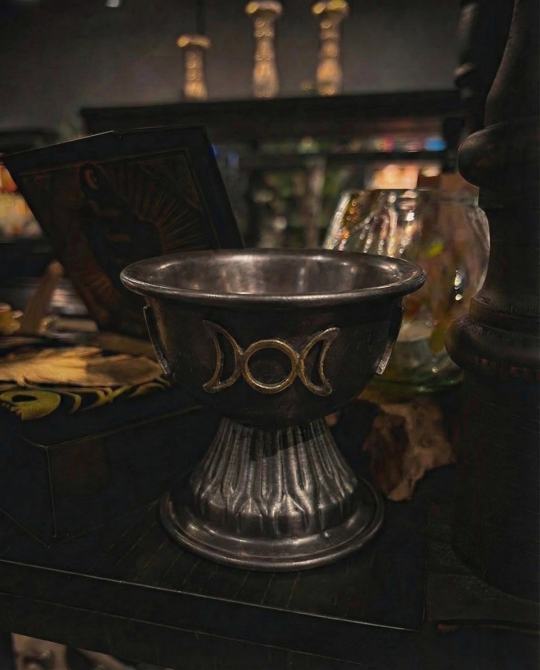 Potir Ritual din Cupru Antic cu Lună Triplă