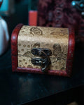 Cutie Colonială Aurie din Lemn – Stil Vintage