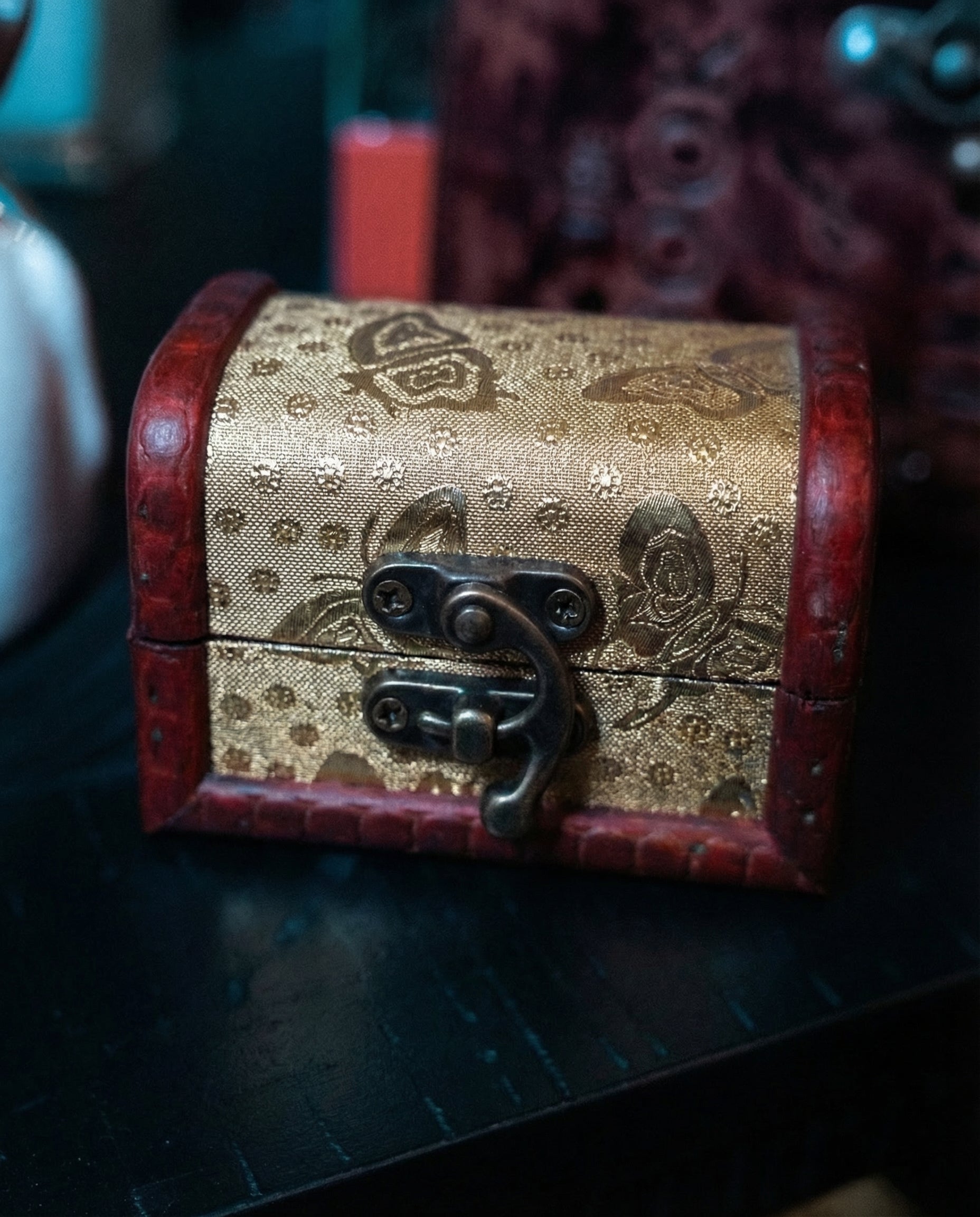 Cutie Colonială Aurie din Lemn – Stil Vintage