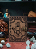 Hamsa – Agendă Esoterică cu Copertă Sculptată – Gri Antic – 200 Pagini – 17 × 12,3 cm