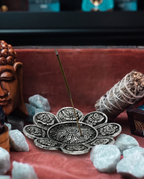 Suport cu Simboluri Tibetane din Aluminiu Lucios pentru Tămâie – 12 cm